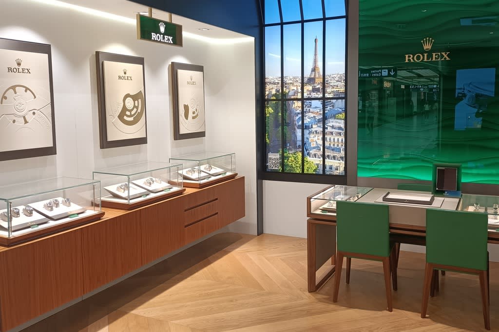 Galeries Lafayette Royal Quartz Paris in Aeroport Charles de Gaulle Terminal 2 Hall E2 Porte L 95741 Roissy