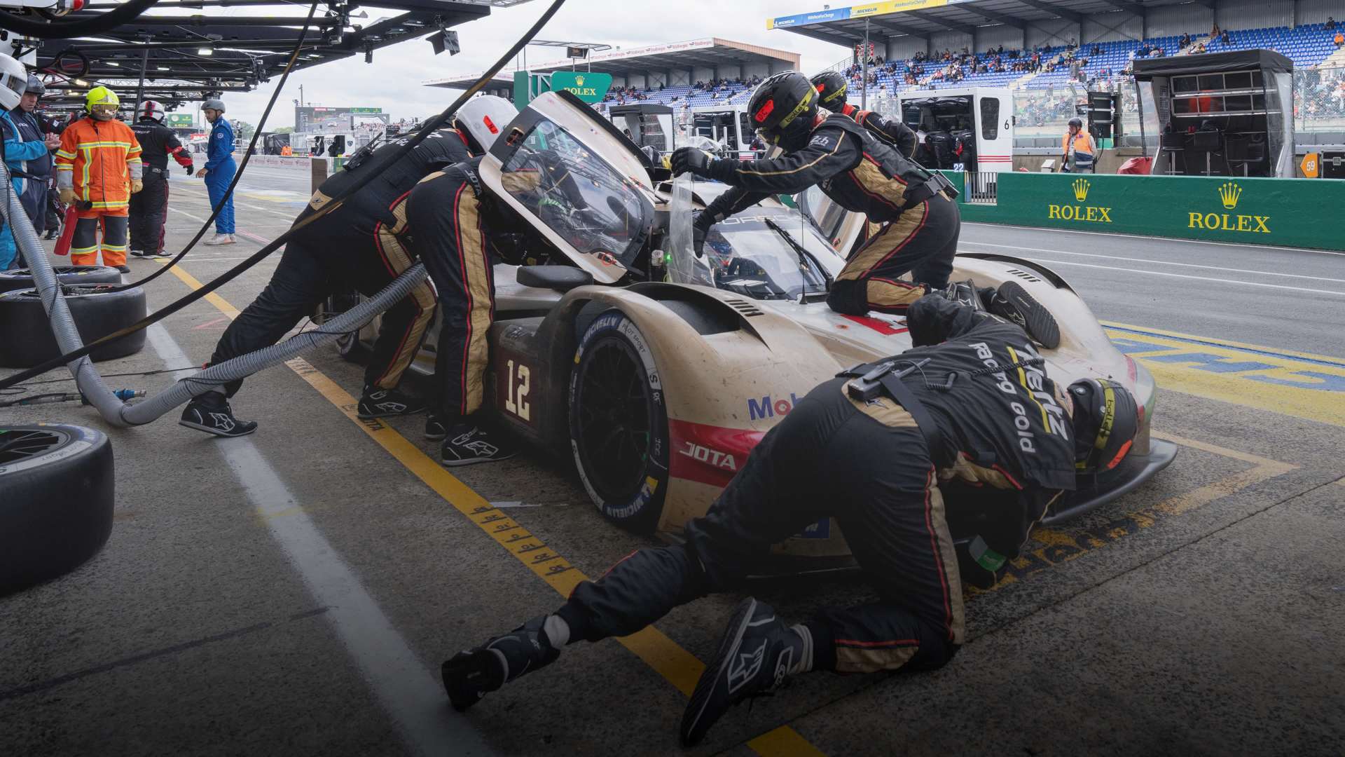 机械师维修赛车