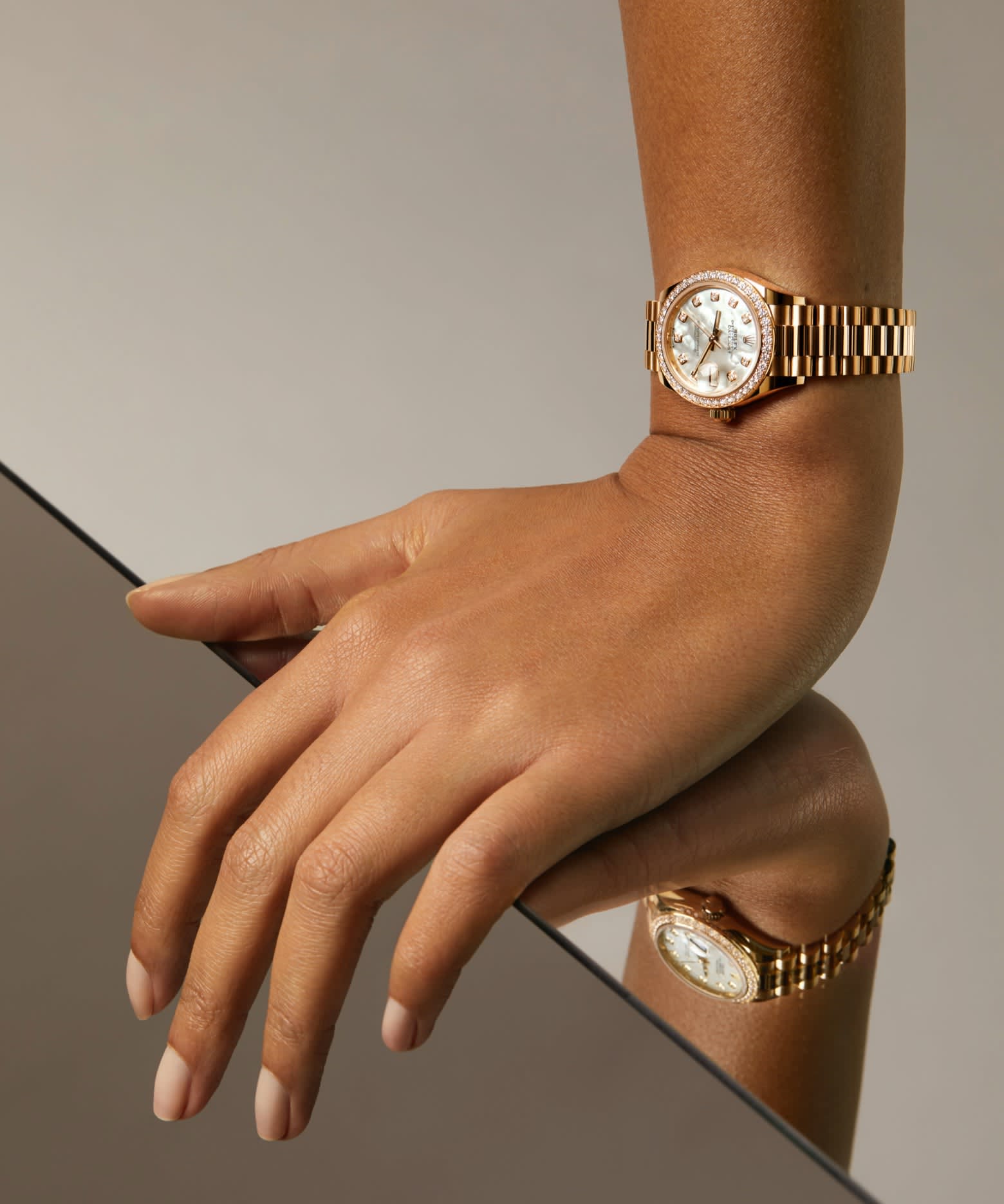 ساعة على المعصم 