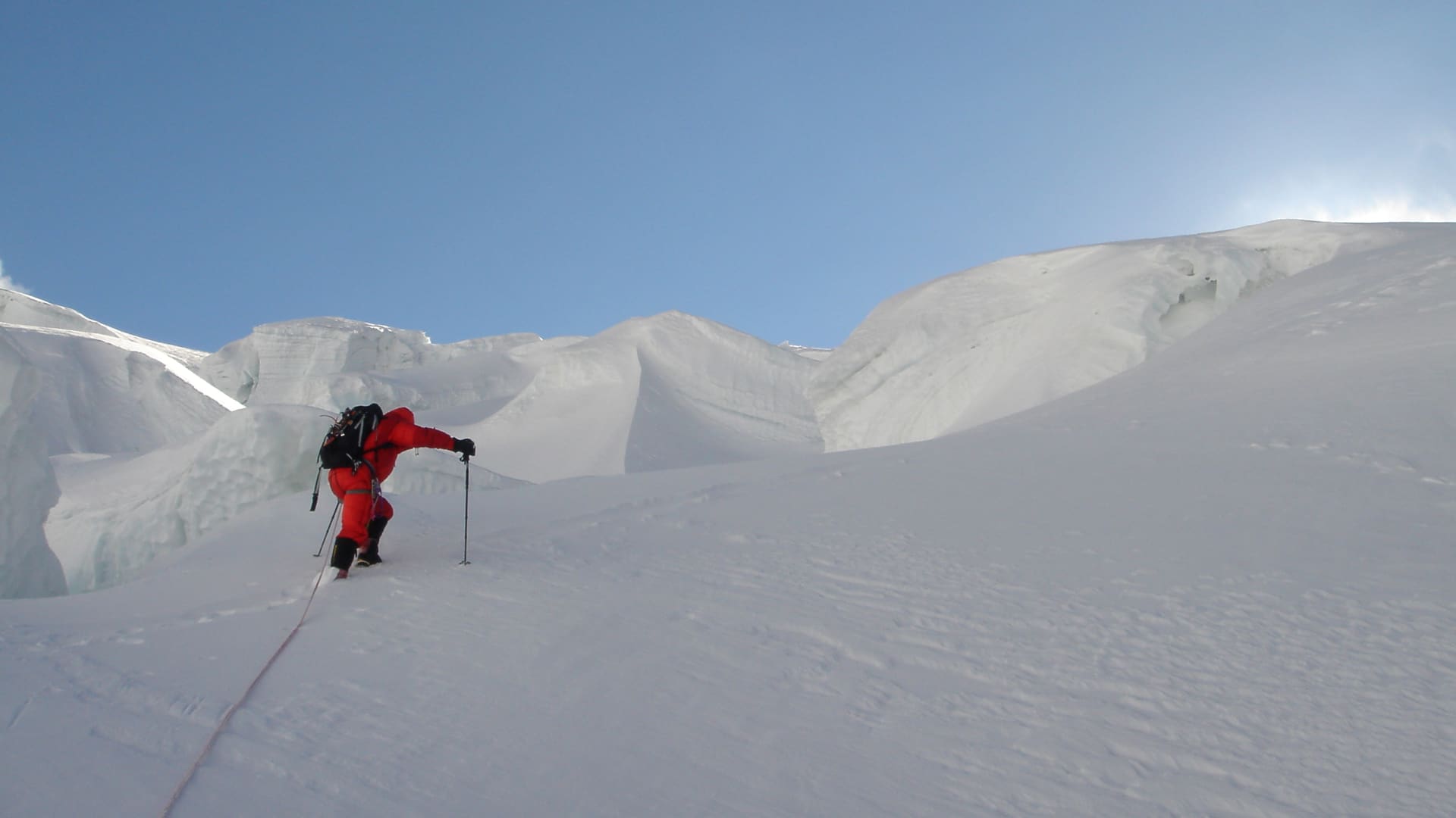 ژان تیروله در حال بالا رقتن