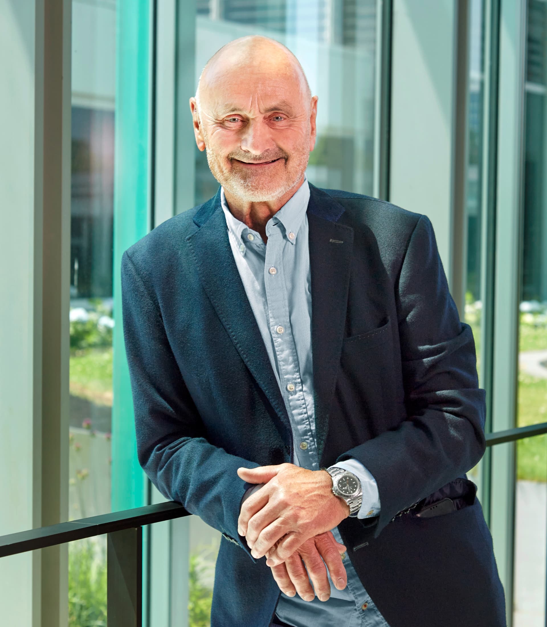 ژان تیروله با ساعت بر دست