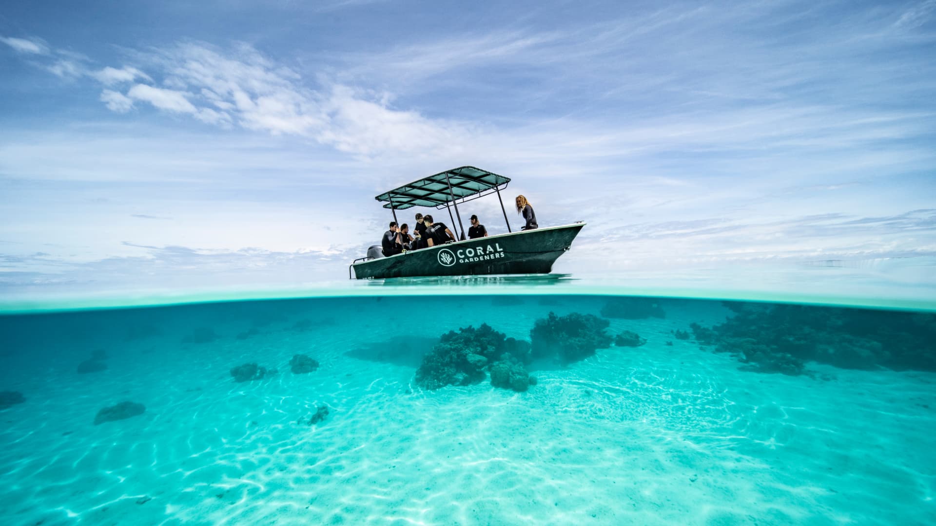 Titouan Bernicot mit seinem „Coral Gardeners“-Team auf dem Boot