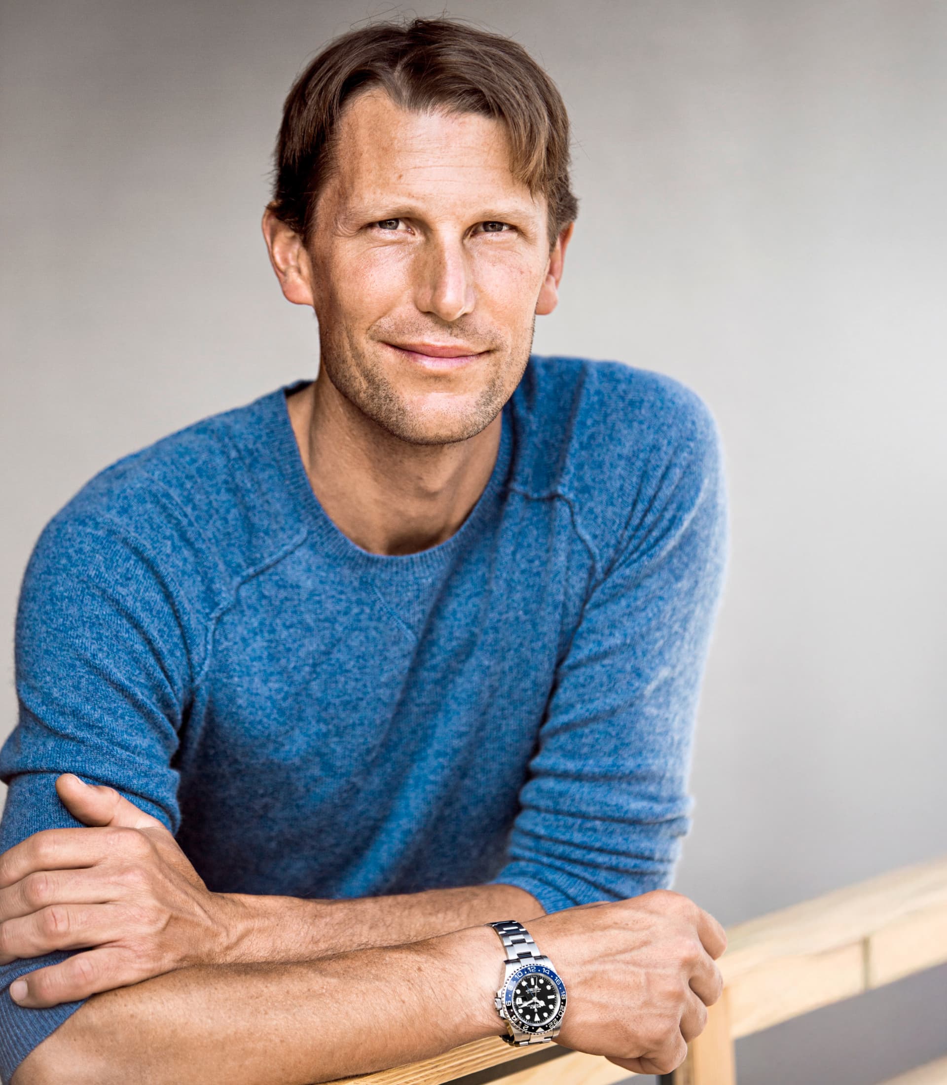 基雲・史托身穿藍色服裝