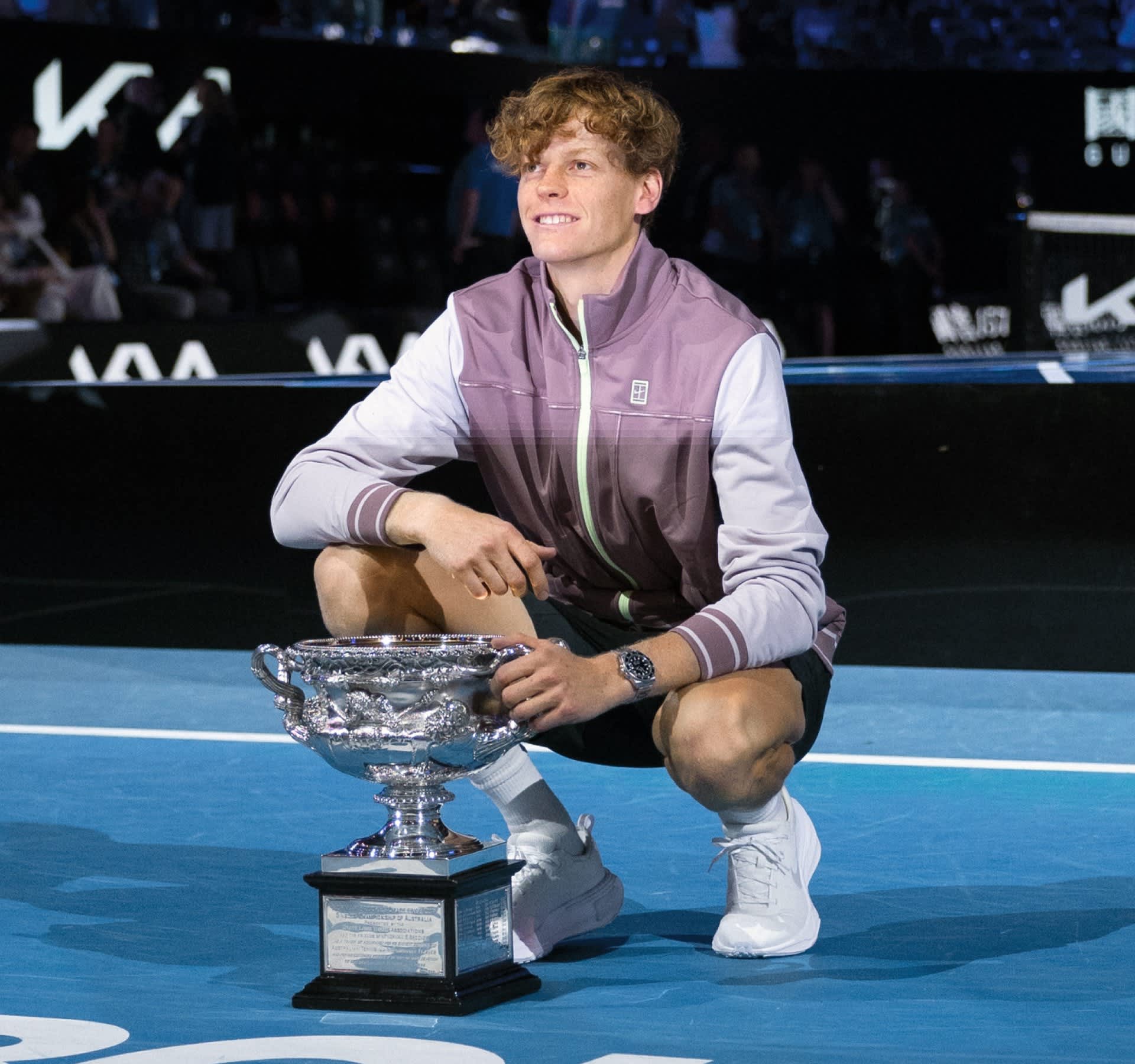Jannik Sinner trofeum Australian Open