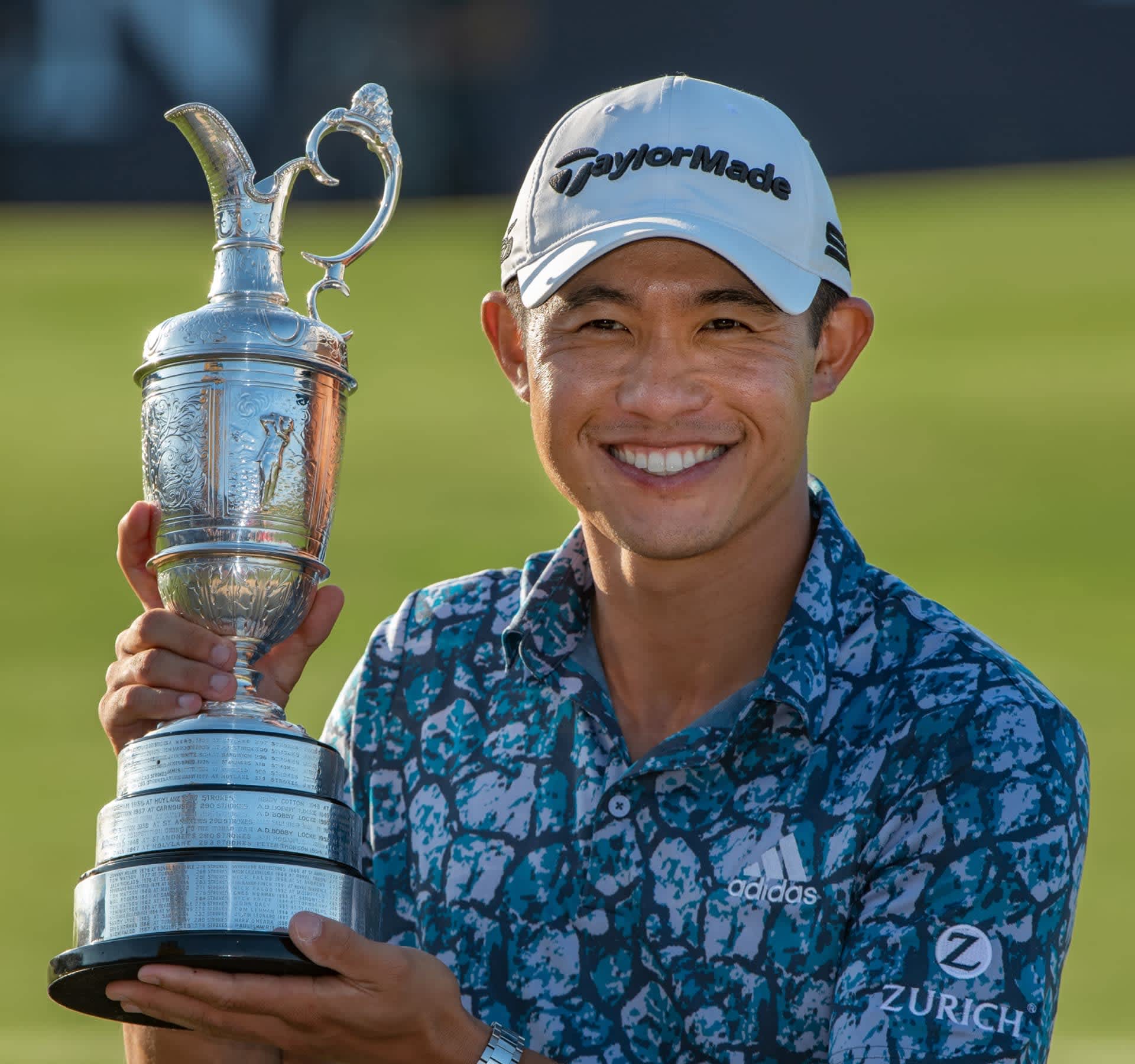 Collin Morikawa mit der Trophäe