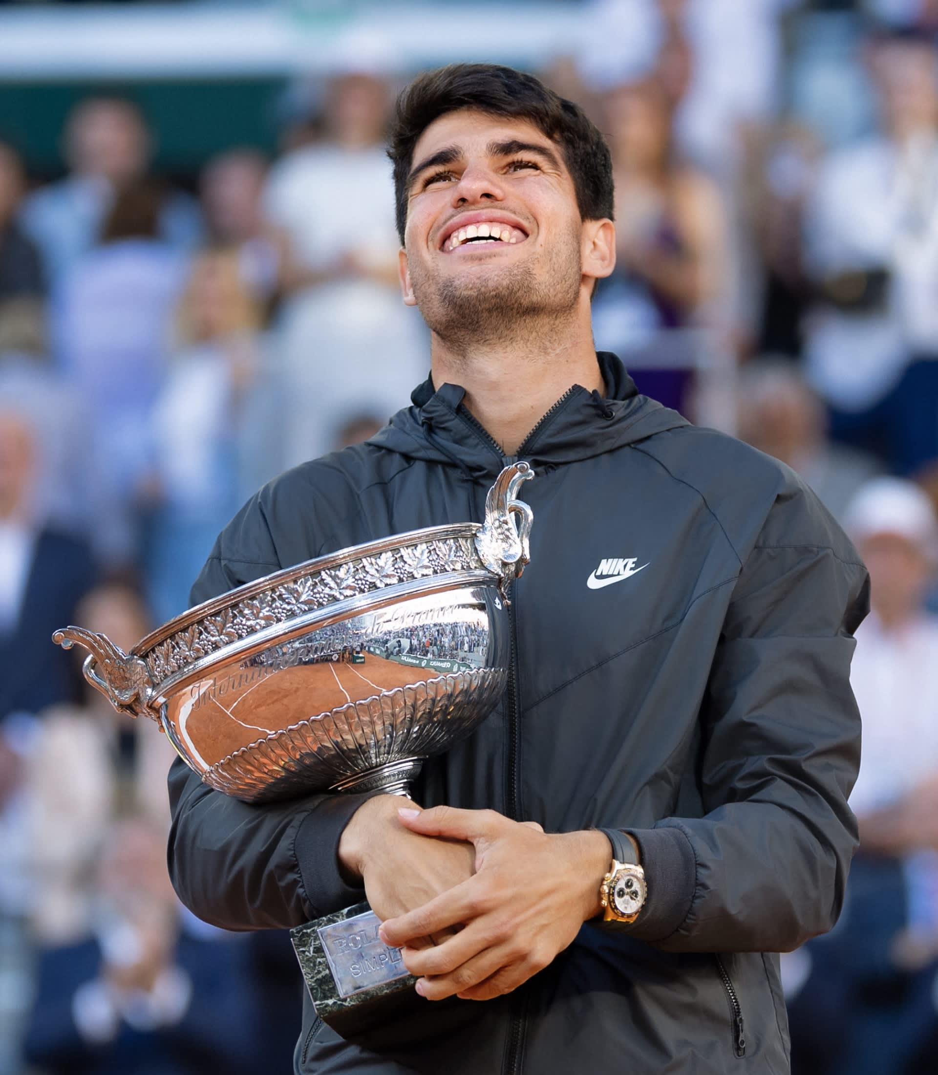 Carlos Alcarazi với chiếc cúp vô địch