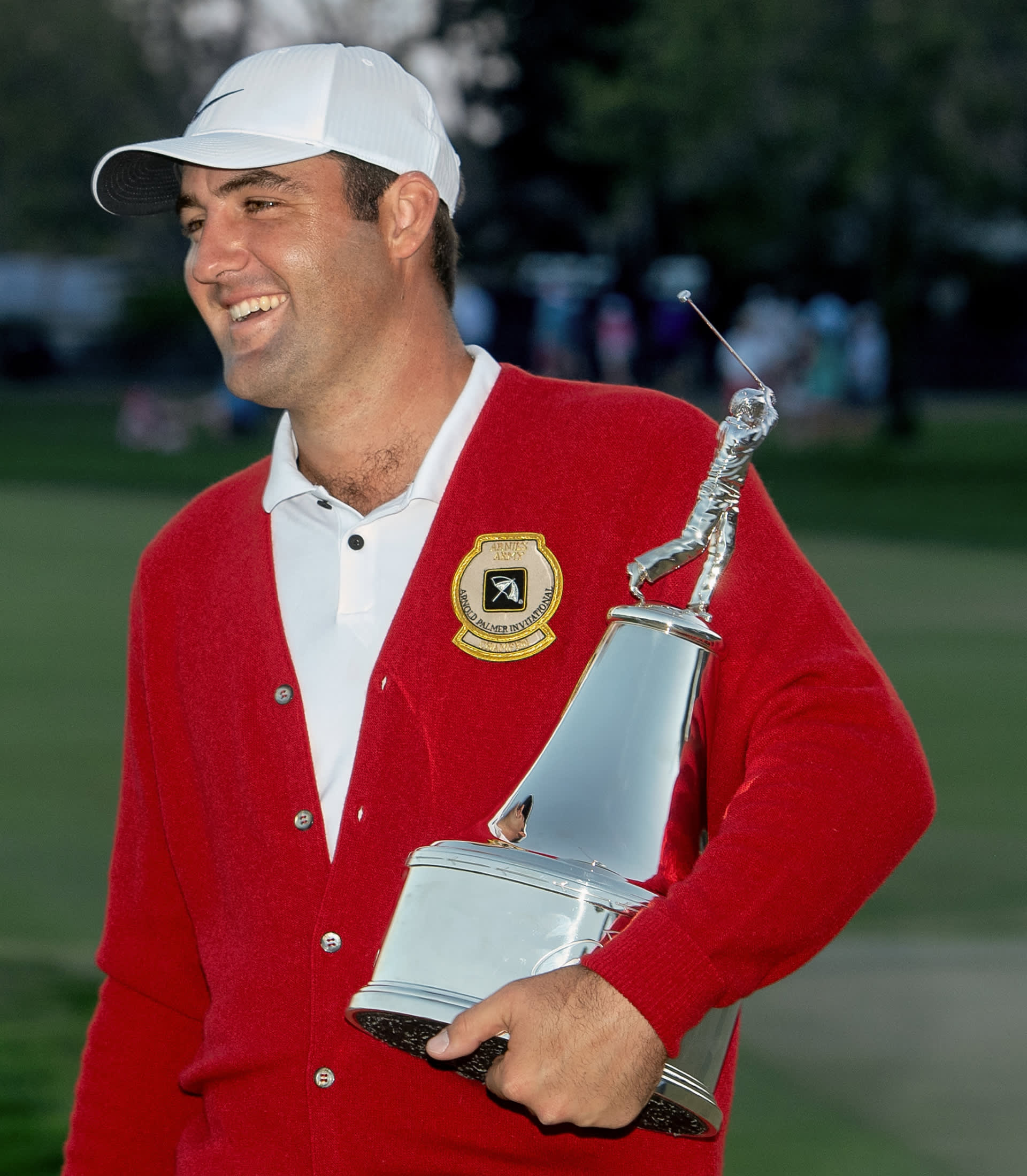 Scottie Scheffler mit der Trophäe
