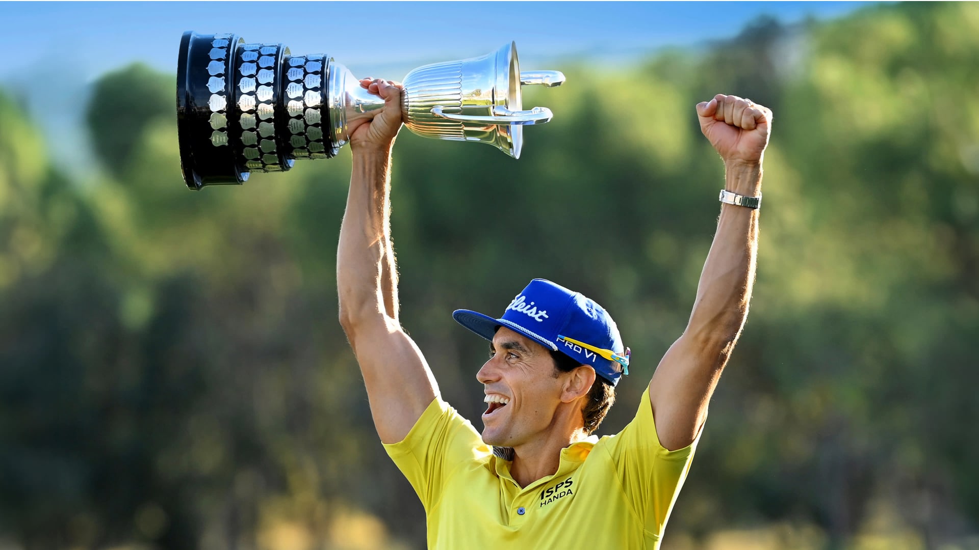 رافا كابريرا بيلو يحمل الكأس