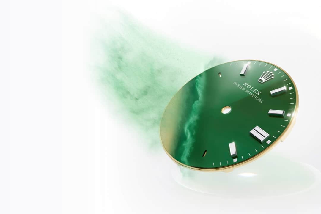 Dial berlapis pernis