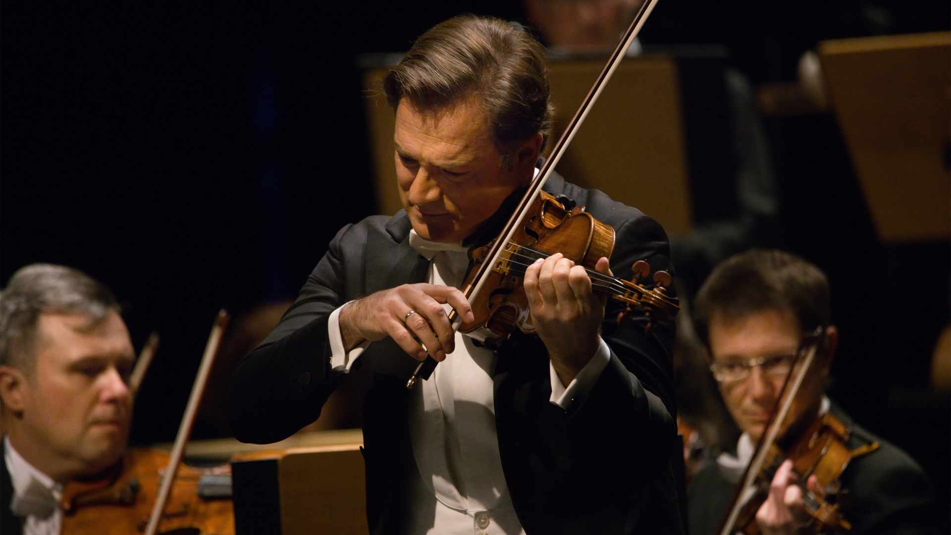 雷诺・卡普颂演奏小提琴