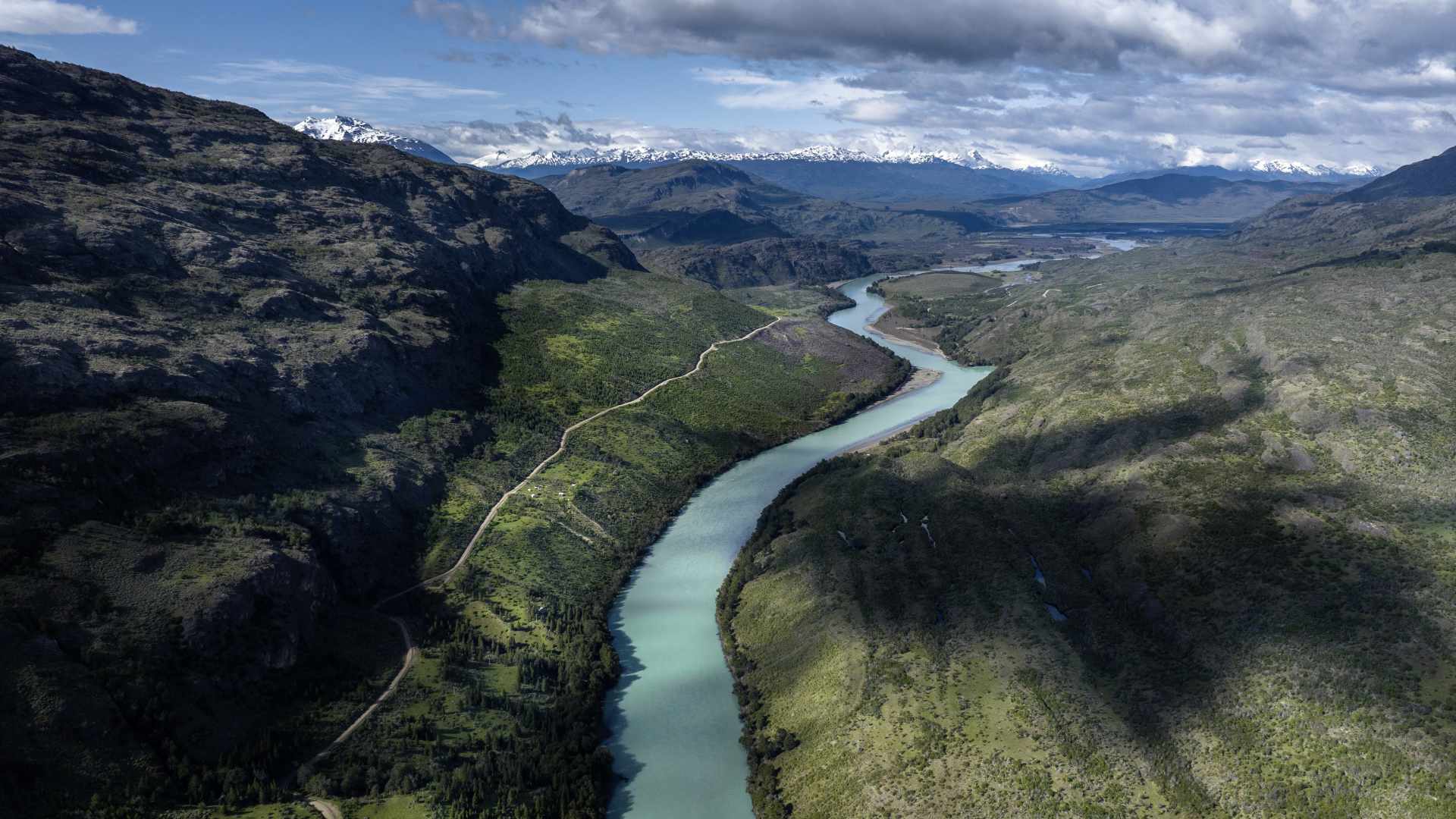壮丽河流与山峦