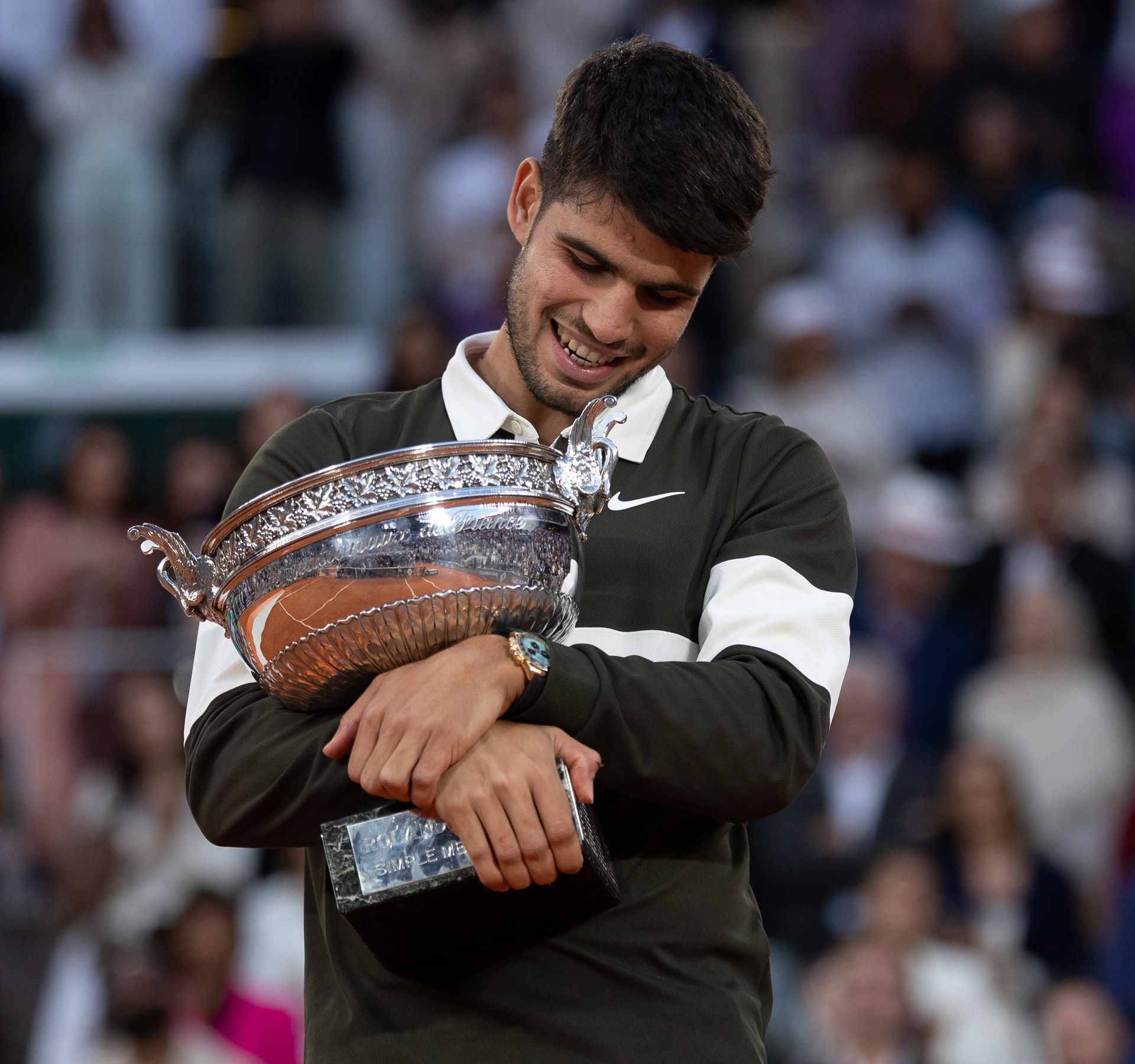 Carlos Alcarazi với chiếc cúp vô địch