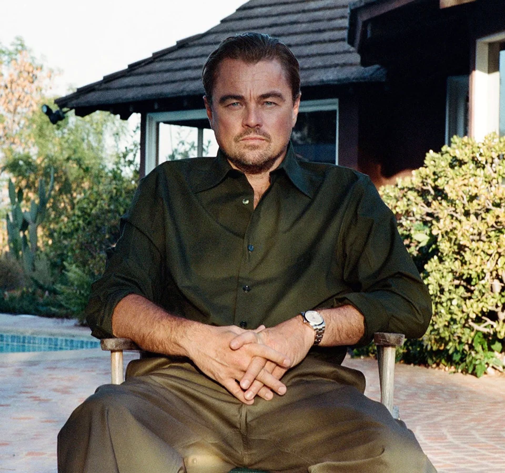 Leonardo DiCaprio na krześle